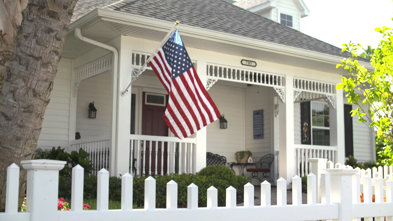 Flag house. Дом с американским флагом. Флаг США на доме. Красивые дома с американским флагом. Флаг перед американским домами.